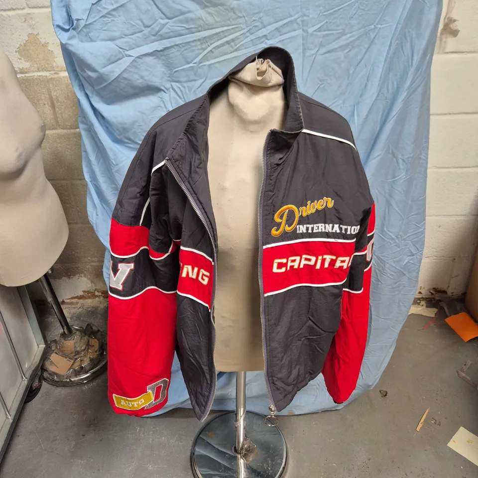 PRETTYLITTLETHING INDIANAPOLIS SPEEDWAY 2000 JACKET – BLACK/RED, UK SIZE S