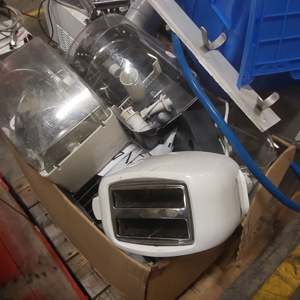 PALLET CONTAINING A VERY LARGE QUANTITY OF ASSORTED CATERING EQUIPMENT PARTS INCLUDING HADEN MICROWAVE WITH DAMAGED
FRONT, TOASTER, KETTLES ECT