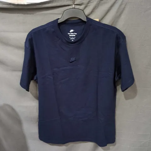 NIKE THE NIKE TEE NAVY T-SHIRT – SIZE M