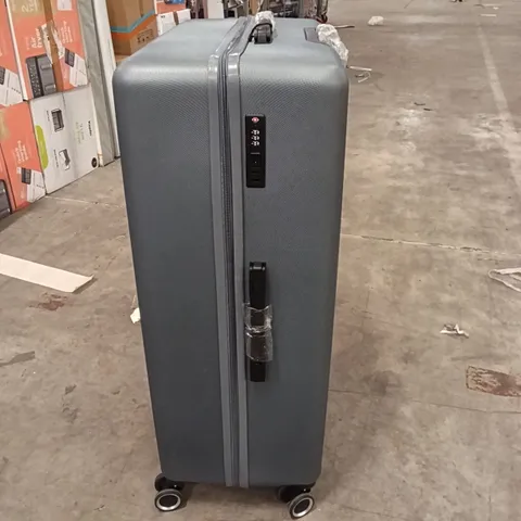 BIG TRAVEL LUGGAGE COLOUR BLUE WITH PASSWORD LOCK AND WHEELS 