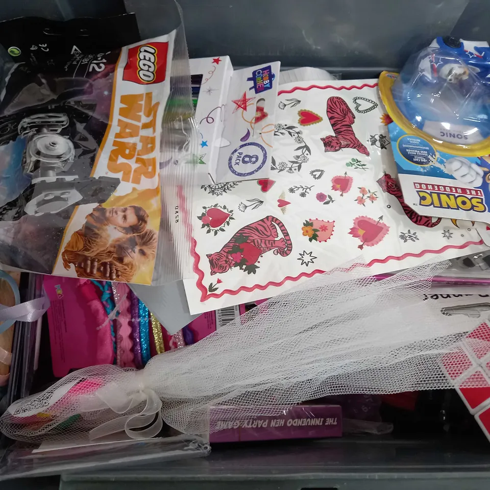 BOX OF APPROX 20 ASSORTED TOYS TO INCLUDE - 12 PACK OF COLOUR CHALK - LEGO STAR WARS 30381 - SONIC THE HEDGEHOG SPEED STAR ECT