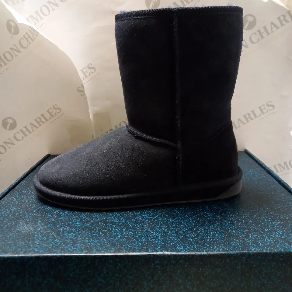 EMU AUSTRAILIA MIDNIGHT SUEDE BOOTS - SIZE 6