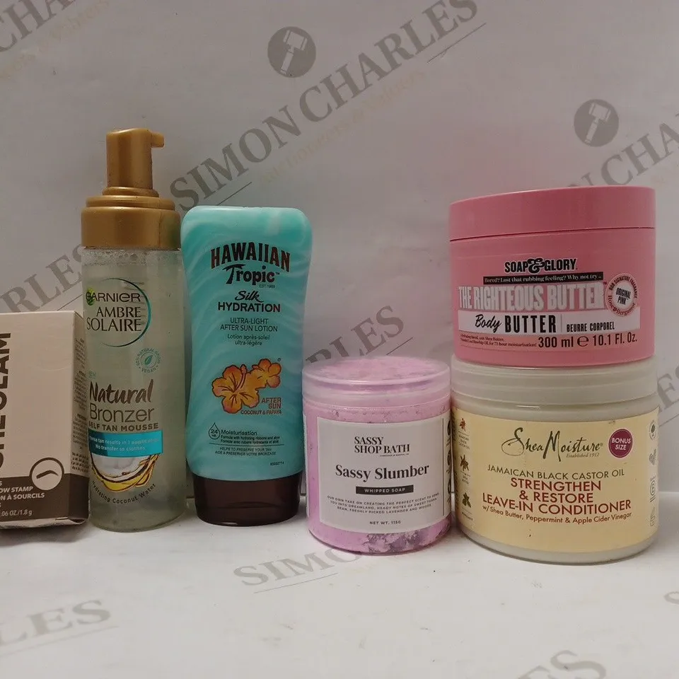 BOX OF APPROX 20 ASSORTED HEALTH AND BEAUTY ITEMS TO INCLUDE - HAWAIIAN TROPIC SILK HYDRATION - SOAP GLORY BODY BUTTER - SHEA MOISTURE STRENGTHEN & RESTORING LEAVE IN CONDITIONER ECT
