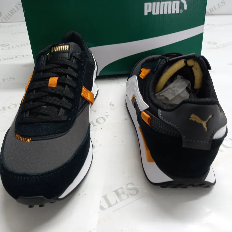 BOXED PAIR OF PUMA RIDER DISPLACED TRAINERS - UK 8