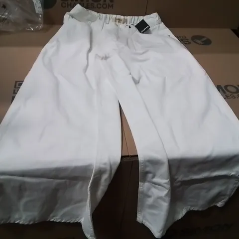BOXED BRAND NEW APPROXIMATELY 10 SIMPLY BE WIDE LEG JEANS WHITE SIZE 14R