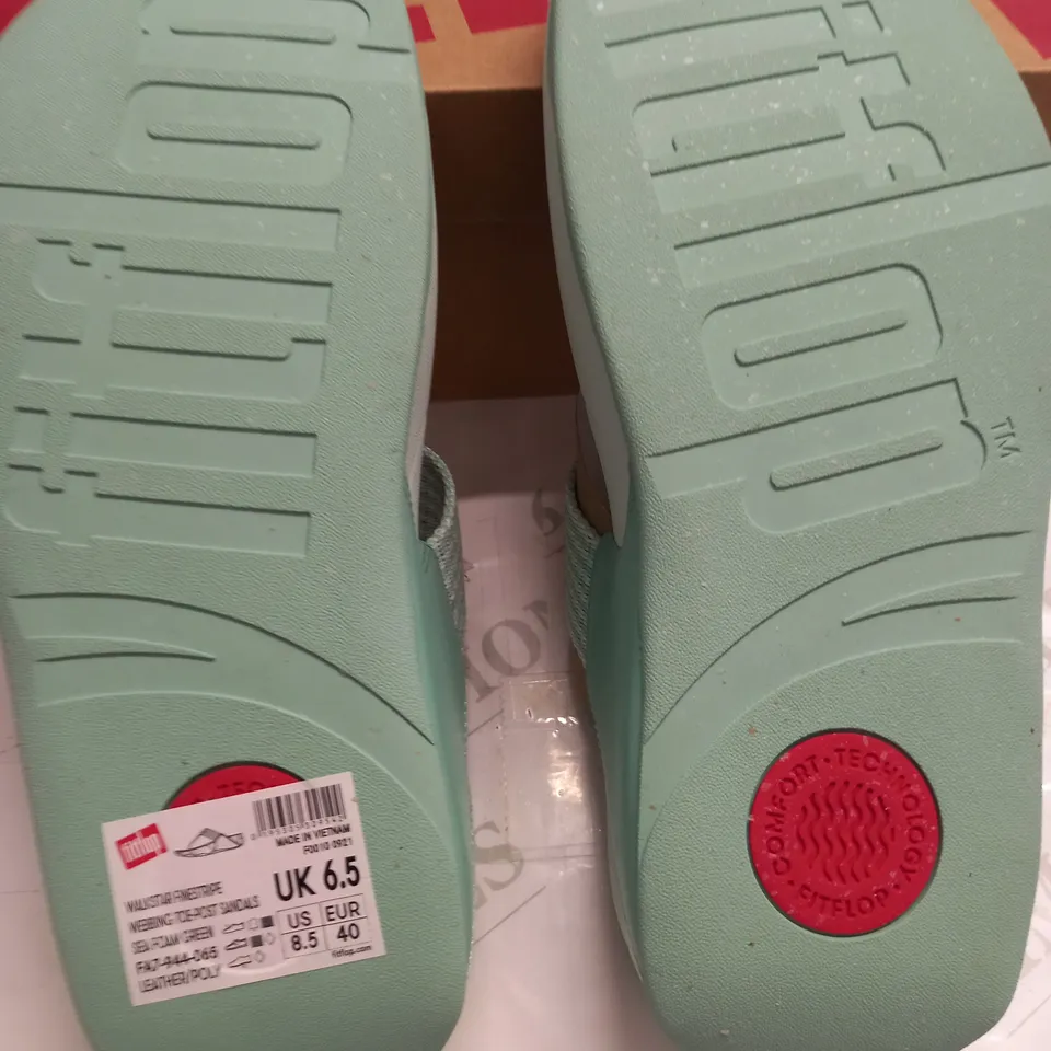 BOXED PAIR OF FITFLOP WALKSTAR FINESTRIPE TOE POST SANDALS IN SEA FOAM GREEN - UK 6.5