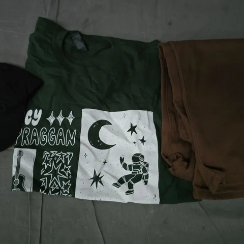 APPROXIMATELY 25 ASSORTED CLOTHING AND FASHION PRODUCTS IN VARIOUS STYLES AND SIZES - COLLECTION ONLY