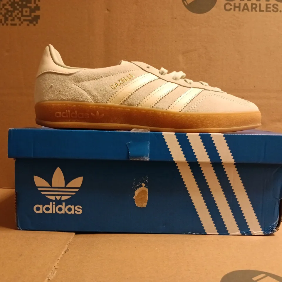BOXED PAIR OF ADIDAS GAZELLE INDOOR WOMEN'S TRAINERS IN MINT GREEN/CREAM SIZE UK 5