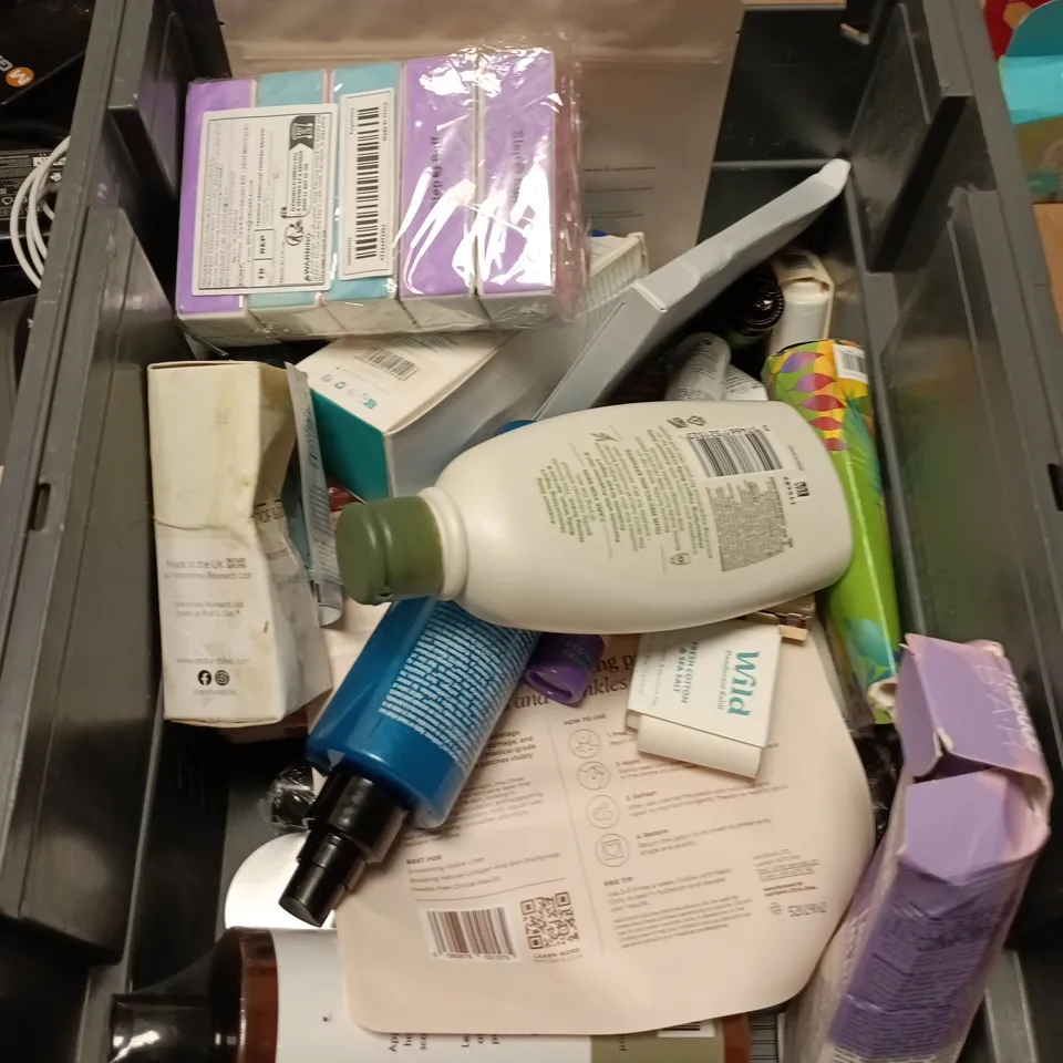 APPROXIMATEY 20 ASSORTED HEALTH AND BEAUTY PRODUCTS TO INCLUDE - NIZORAL ANTI DANDRUFF SHAMPOO - GILLETTE VENUS BLADES AND COLGATE BLUEY KIDS TOOTHPASTE