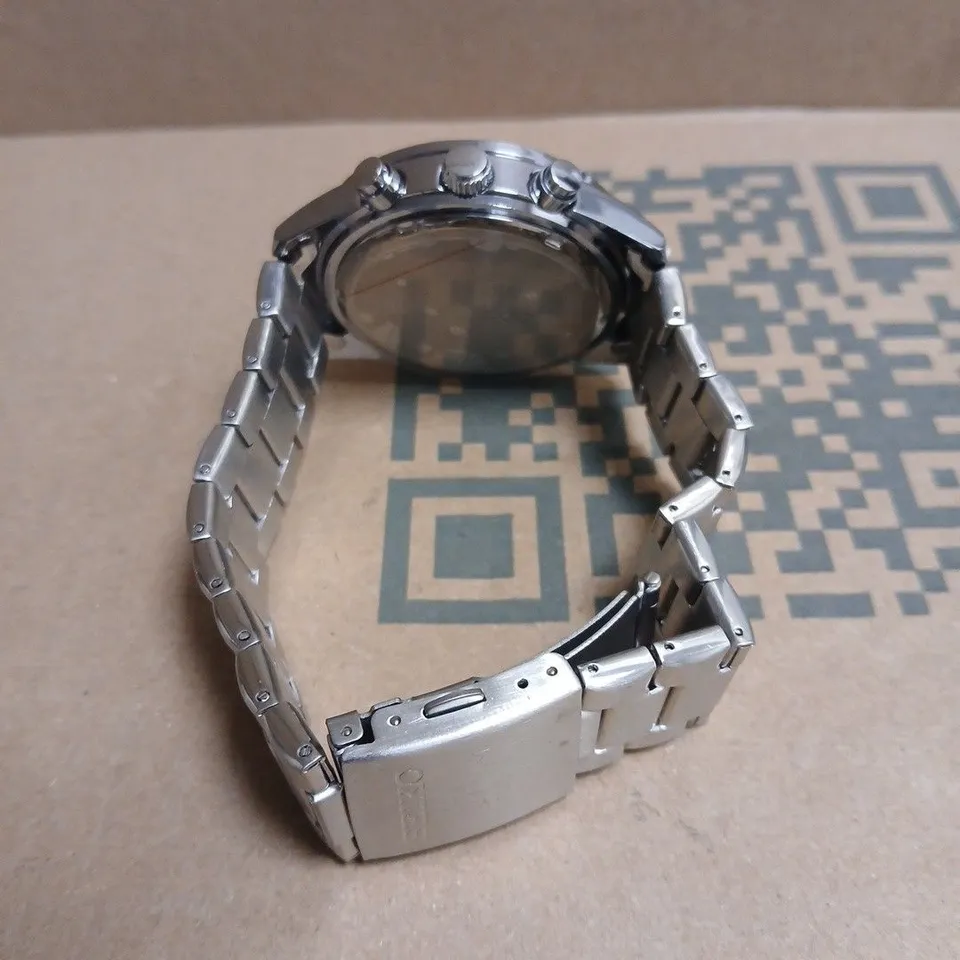 SEIKO CHRONOGRAPH WATCH WITH ORANGE DIAL & BLUE BEZEL, STAINLESS STEEL BRACELET – BOXED 