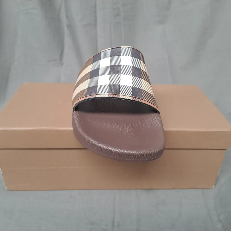 BOXED PAIR OF BURBERRY SLIDERS IN BROWN EU SIZE 42