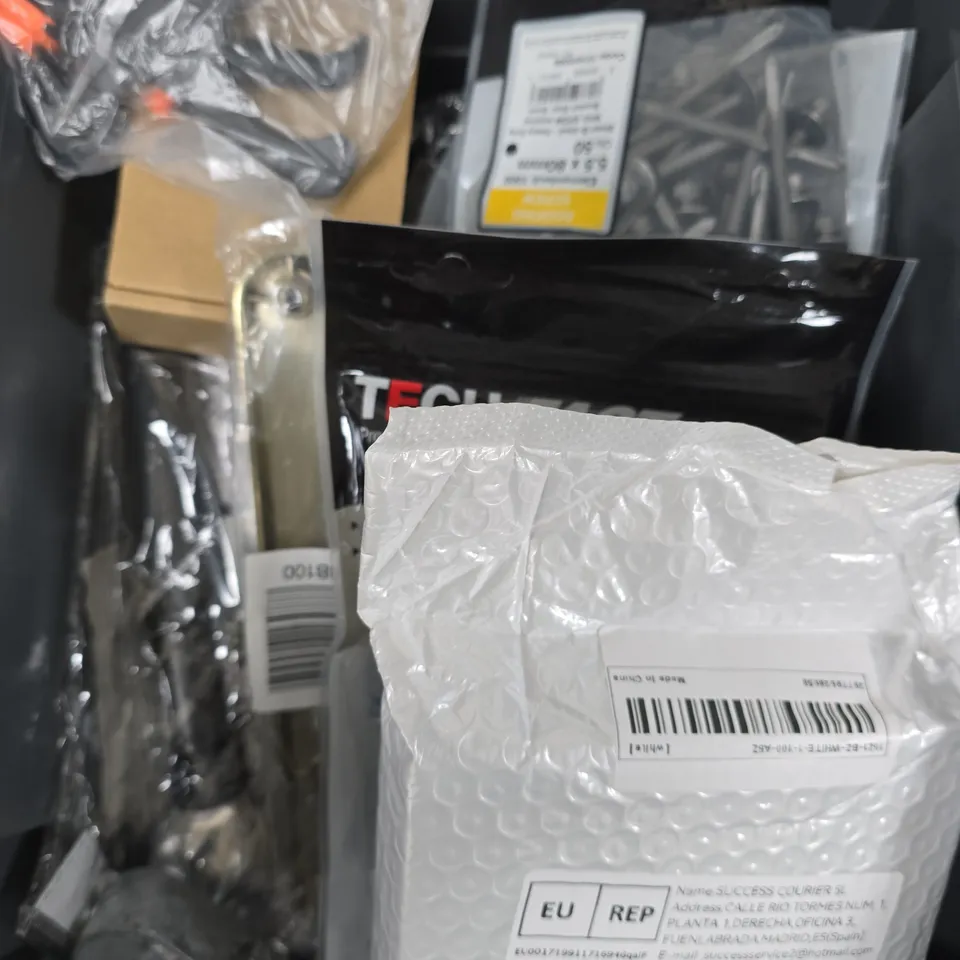 APPROXIMATELY 20 ASSORTED HOUSEHOLD ITEMS TO INCLUDE CLADDING SCREWS, DIARY, MAINTENANCE AGENT ETC 