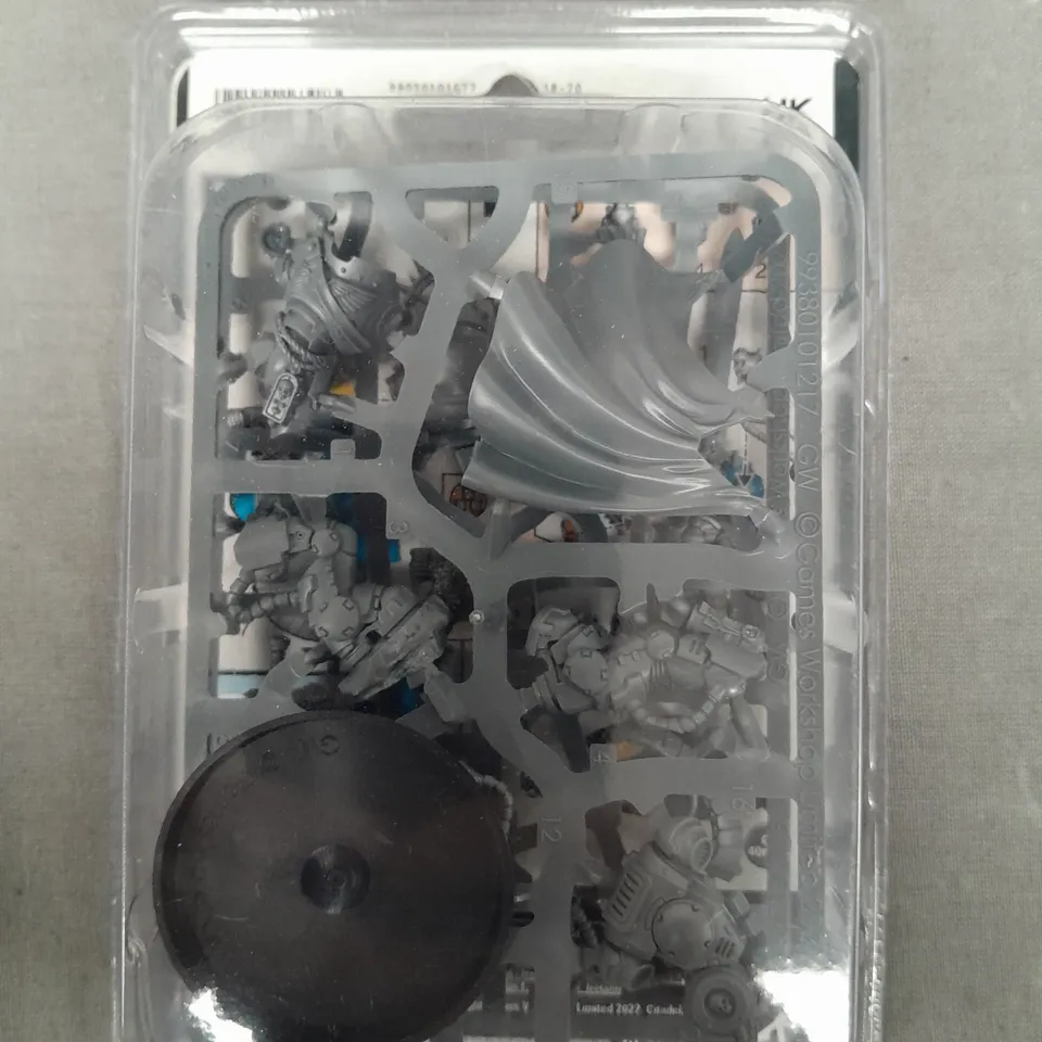 WARHAMMER 40K SPACE MARINES - CAPTAIN IN GRAVIS ARMOUR MINIATURE