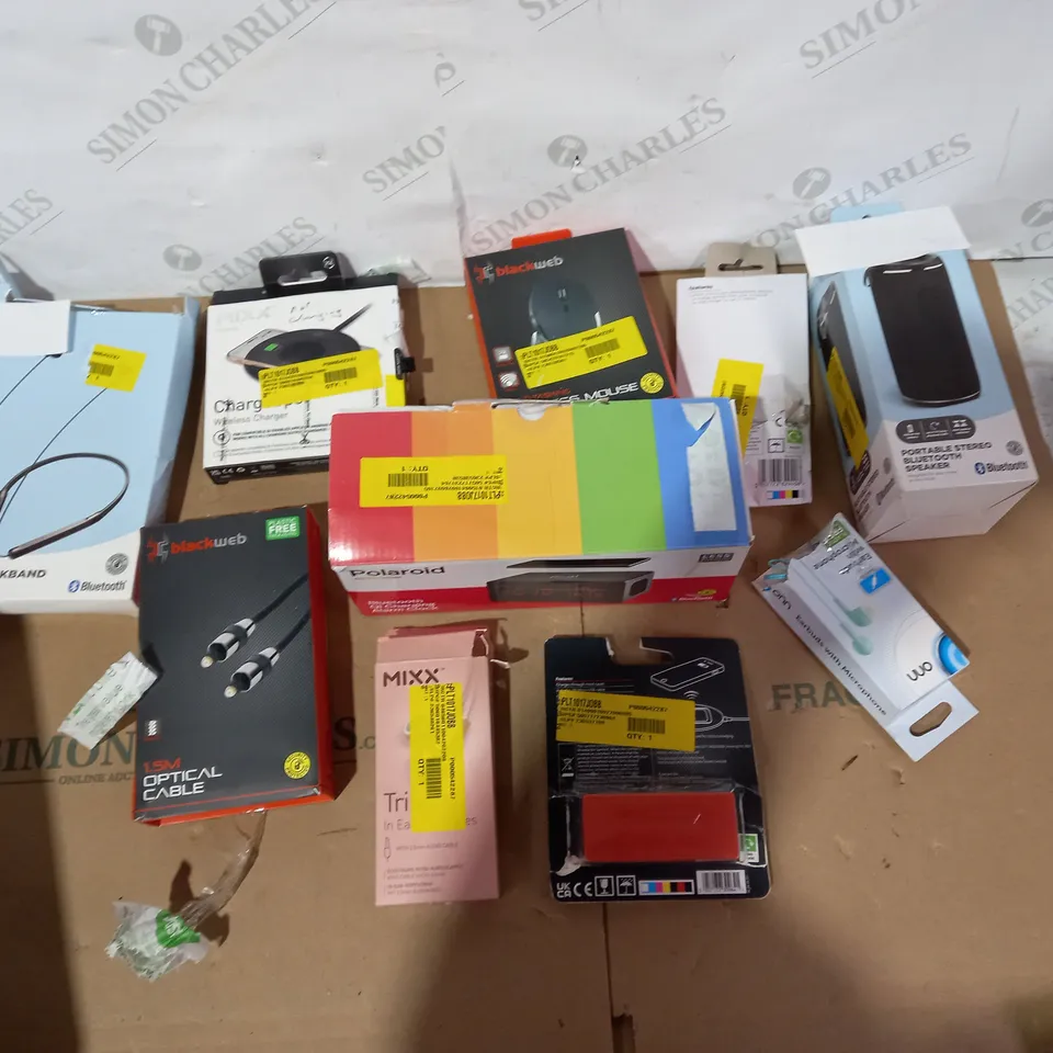 LOT OF APPROXIMATELY 10 ASSORTED ELECTRICAL ITEMS TO INCLUDE MIXX WIRELESS CHARGER, BLACKWEB OPTICAL CABLE, ONN EARBUDS ETC