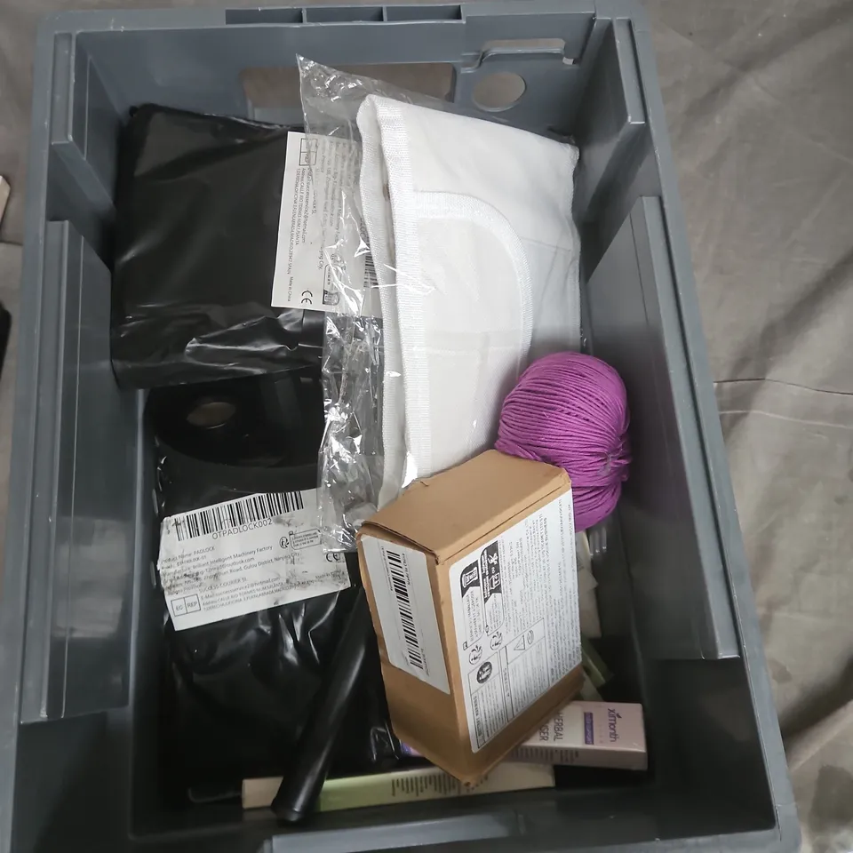 APPROXIMATELY 15 ASSORTED HOUSEHOLD ITEMS TO INCLUDE BATHROOM DECALER, METAL INSULATED QUOTE MUG, TABLET CASE , ETC 