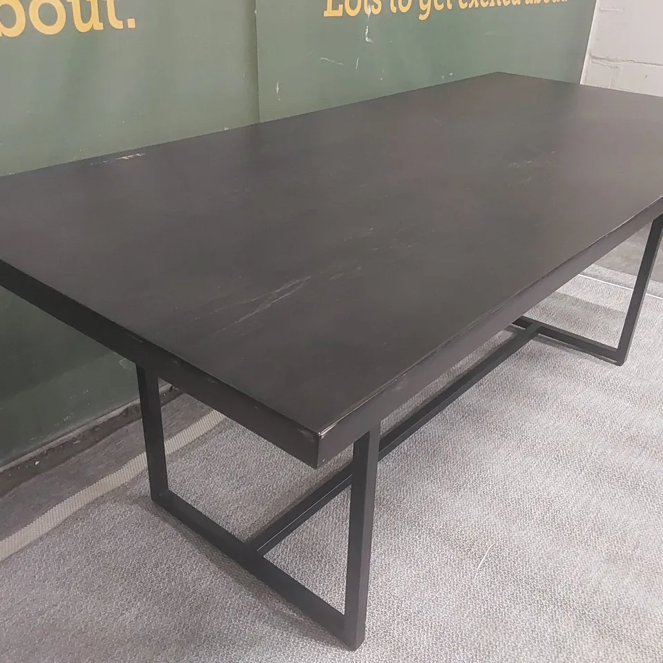 QUALITY EX-SHOWROOM BLACK WOODEN DINING TABLE RESTING ON A METAL FRAME 