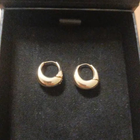 MALIKA CLEAN HUGGIE HOOP EARRINGS