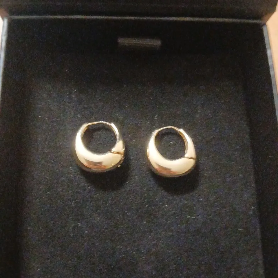 MALIKA CLEAN HUGGIE HOOP EARRINGS