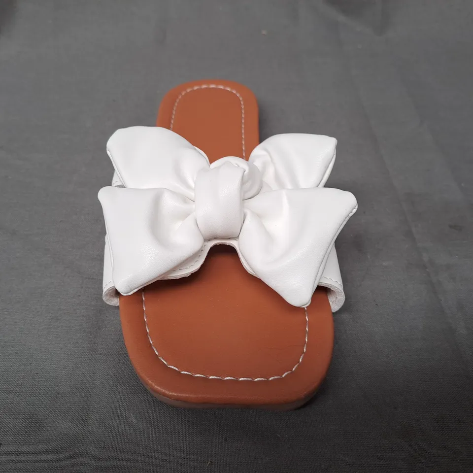 BOXED PAIR OF DESIGNER OPEN TOE FLAT SANDALS IN WHITE W. BOW DETAIL EU SIZE 35