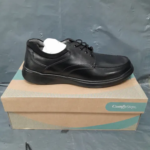 BOXED PAIR OF COMFY STEPS LACE UP SHOES IN BLACK - 10