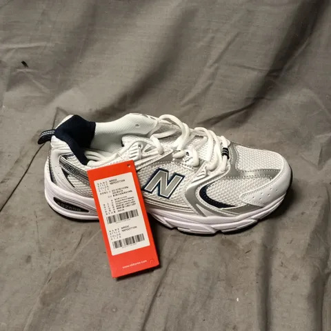 NEW BALANCE RUNNING SHOES – WHITE/GRAY SIZE 9