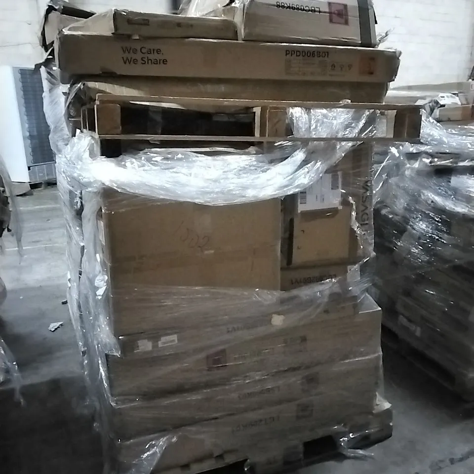 PALLET OF HOUSEHOLD ITEMS TO INCLUDE DOG CAGE, LAUNDRY HAMPER, BAR STOOL, CLOTHES RACK , STORAGE BENCH AND OTHER ASSORTED ITEMS...