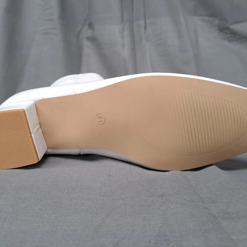 BOXED PAIR OF DESIGNER BLOCK HEEL ANKLE BOOTS IN WHITE EU SIZE 41