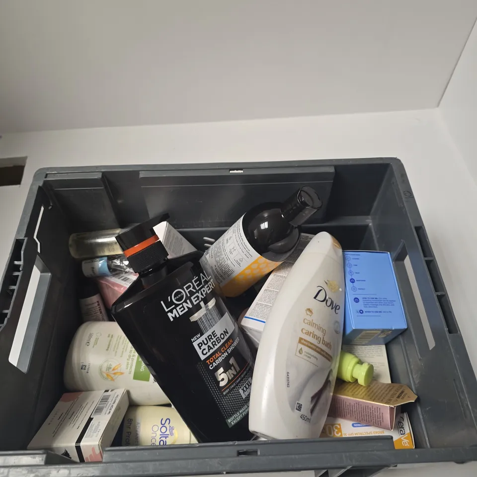 TOTE OF APPROXIMATELY 10 ASSORTED BEAUTY PRODUCTS INCLUDING ROZINO MAKEUP SPRAY, L'OREAL 5IN1 AND THE ORDINARY CAFFEINE SOLUTION