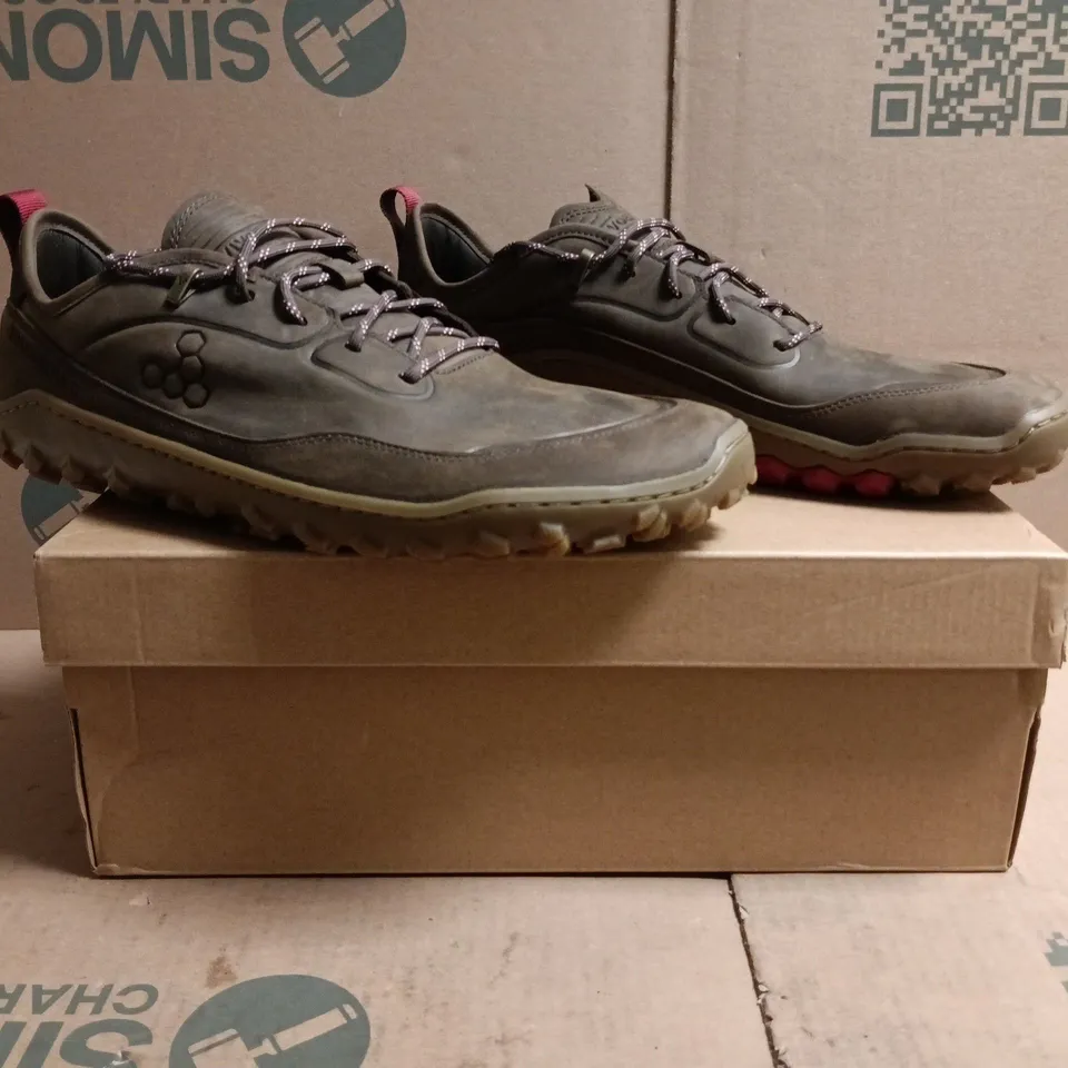 BOXED PAIR OF VIVO BAREFOOT TRACKER LEATHER AT LOW II SHOES IN BROWN SIZE UK 11
