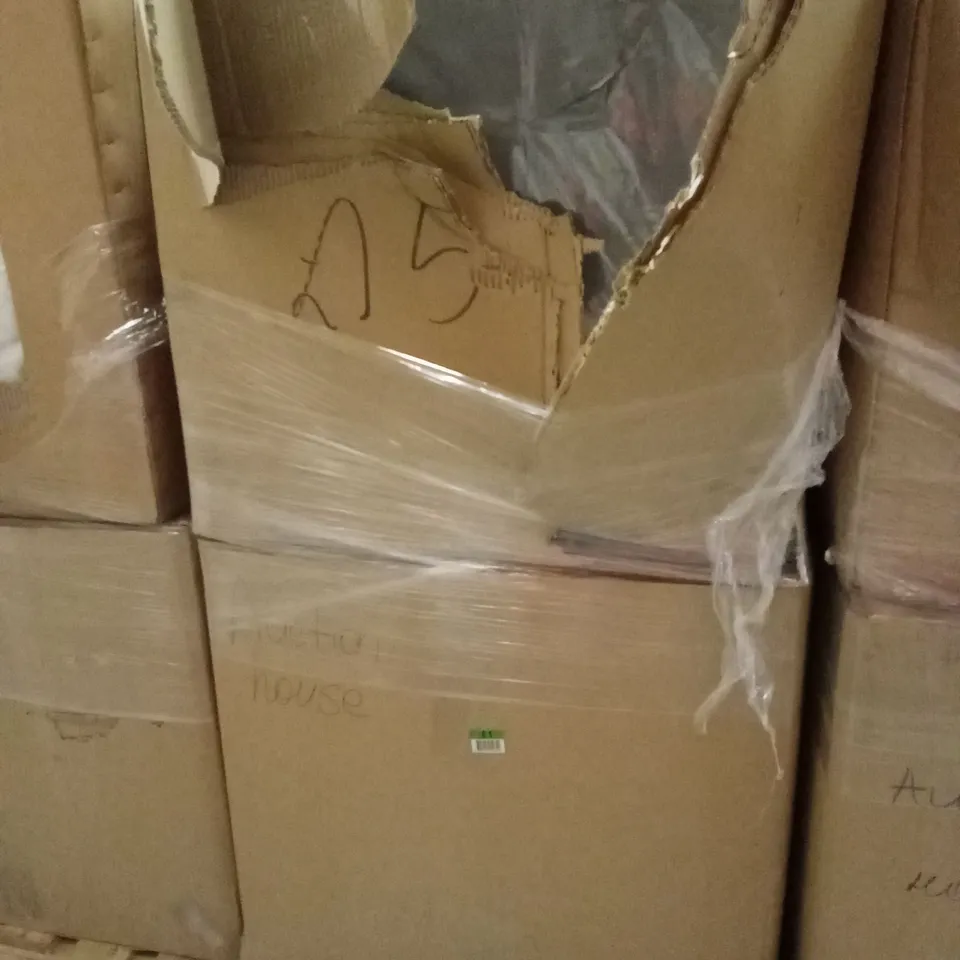 PALLET CONTAINING A LARGE QUANTITY OF CUSHIONS AND BEDDING PRODUCTS