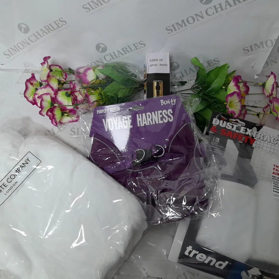 A BOX OF 15 VARIOUS ITEMS TO INCLUDE A HOT WATER BOTTLE WITH COVER A PET HARNESS A BABY'S BLANKET ETC.
