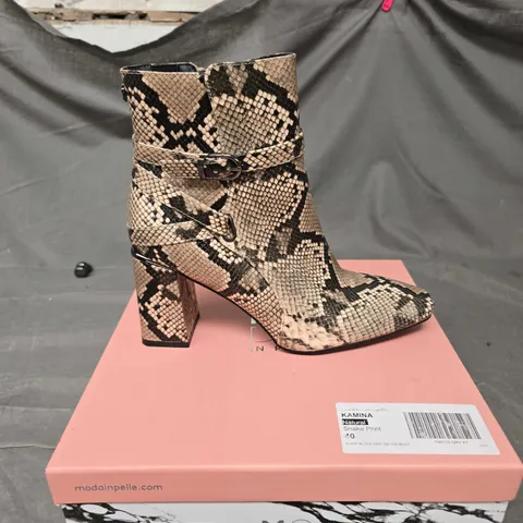 BOXED PAIR OF MODA IN PELLE SNAKESKIN EFFECT BOOTS - 7