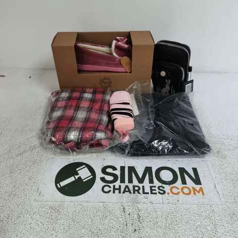 APPROXIMATELY 20 ASSORTED ITEMS TO INCLUDE PINK UMBRELLA, JO&JOE SLIPPERS, CLOTHING, ETC - COLLECTION ONLY