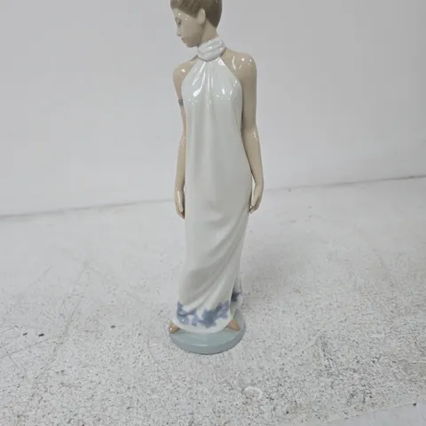 NAO PORCELAIN FIGURINE β WOMAN IN WHITE HALTER-NECK GOWN, HANDMADE IN SPAIN BY LLADRΓ