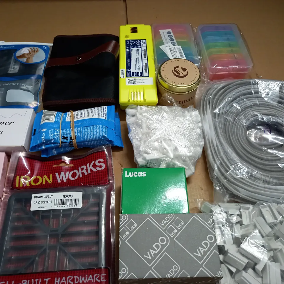 LOT OF ASSORTED HOUSEHOLD ITEMS TO INCLUDE GRID SQUARE, FRAGRANCE CANDLE AND PROBE COVERS