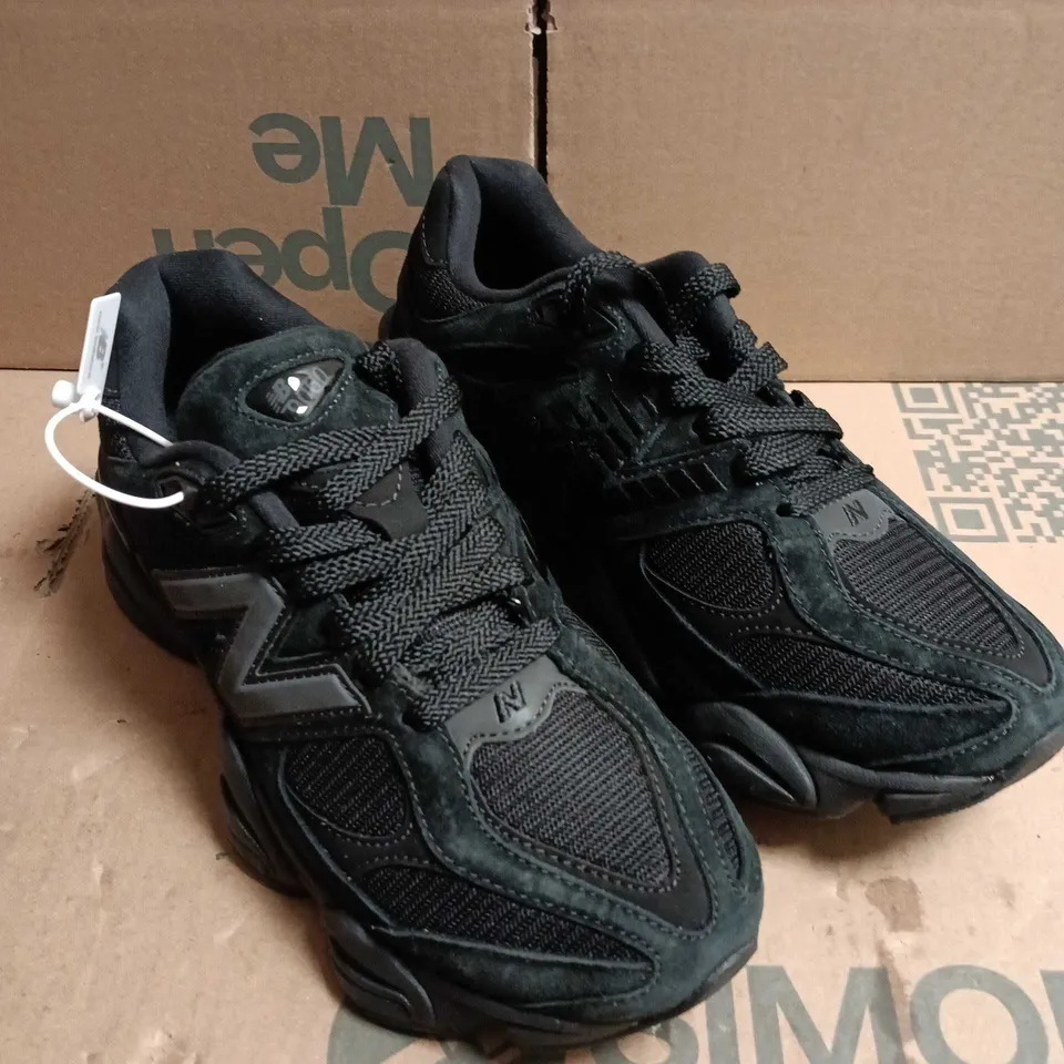 PAIR OF NEW BALANCE TRAINERS IN BLACK - 7.5
