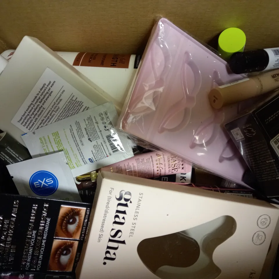 APPROXIMATELY 20 ASSORTED HEALTH & BEAUTY PRODUCTS TO INCLUDE TRESEMME CONDITIONER, THE INKEY LIST OAT CLEANSING BALM, ZYMOX SHAMPOO