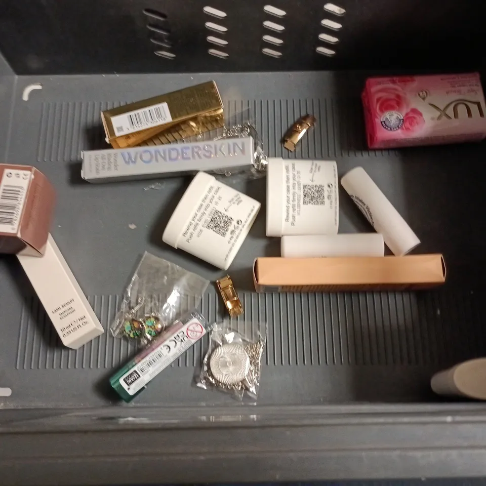 LOT OF APPROXIMATELY 20 ASSORTED HEALTH AND BEAUTY ITEMS TO INCLUDE OLAY, V05 AND NIP+ FAB