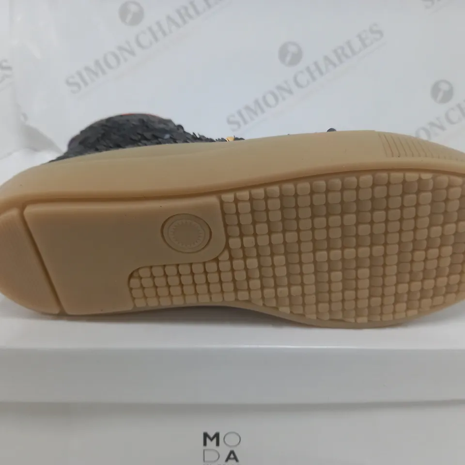 BOXED PAIR OF MODA IN PELLE BEATRYCE HIGH TOP TRAINERS SIZE EUR 39