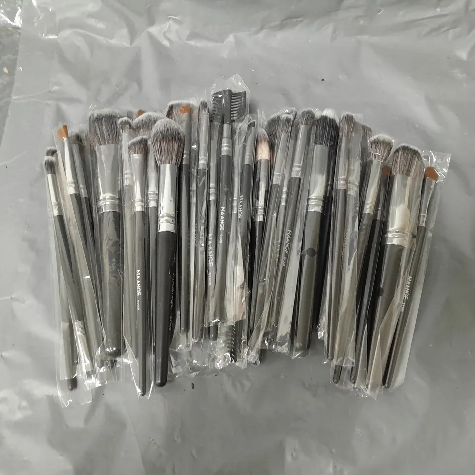 APPROXIMATELY 20 MAAANGE ASSORTED MAKE UP BRUSHES