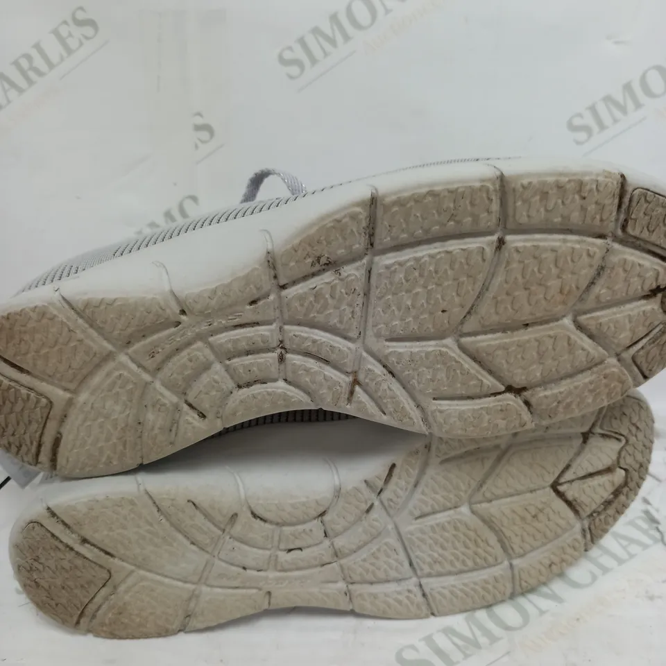 BOXED PAIR OF SKECHERS ARCH FIT TRAINERS IN GREY SIZE 4
