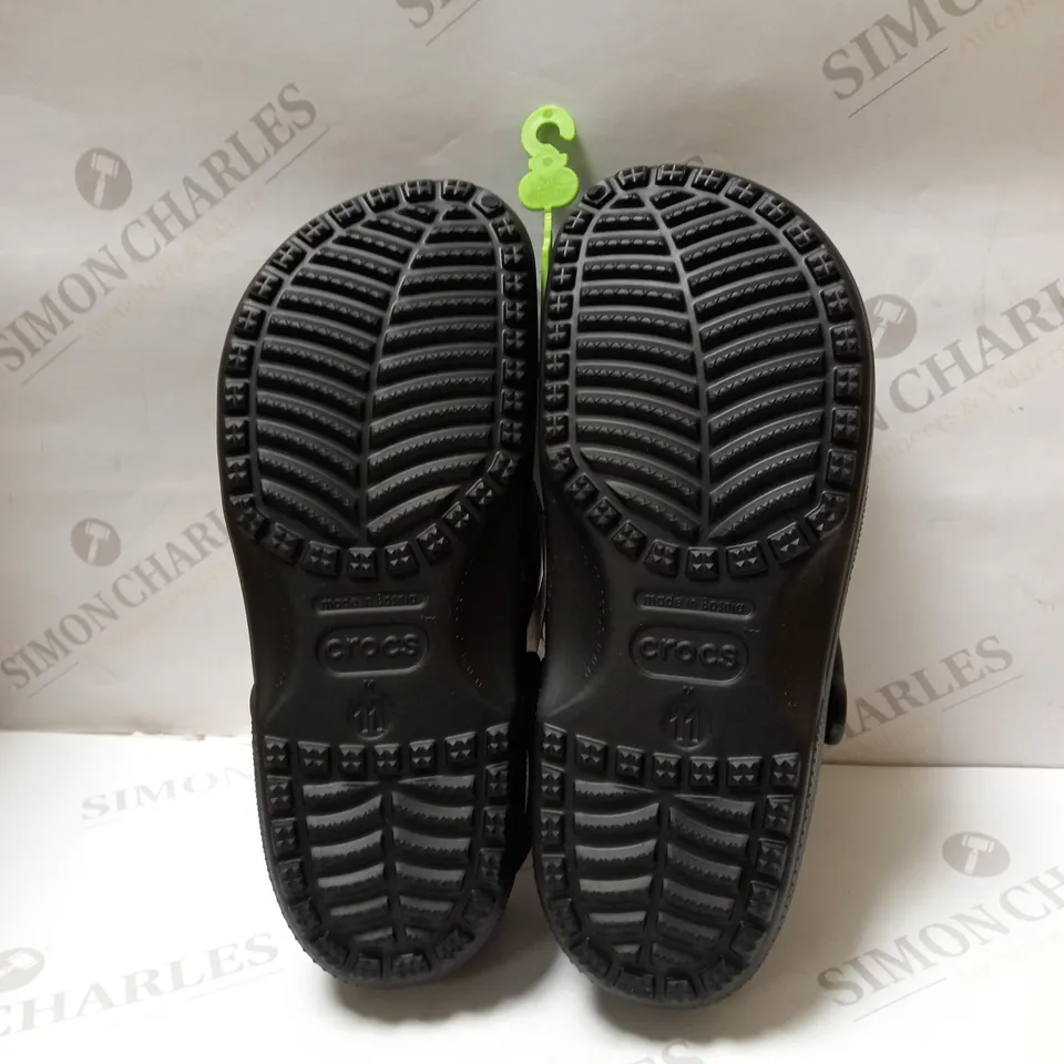 MENS CLASSIC CROCS IN BLACK SIZE 11