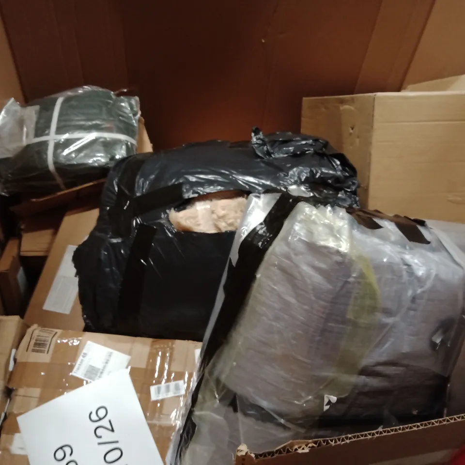 PALLET OF ASSORTED HOUSEHOLD GOODS AND PRODUCTS TO INCLUDE;AREA RUG, PHOTO FRAME
