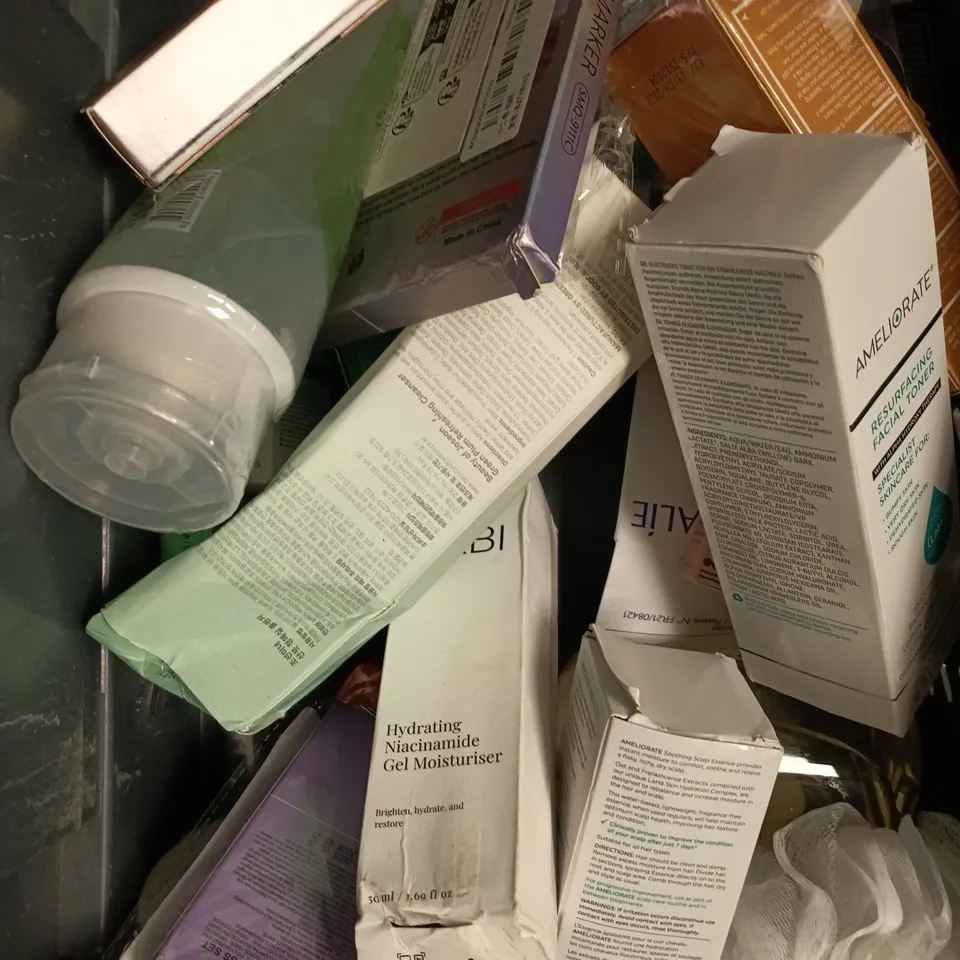 APPROXIMATELY 15 ASSORTED HEALTH & BEAUTY PRODUCTS TO INCLUDE NO7 HYDRATION MASK, DOVE BODY WASH, FEM FRESH SOOTHING WASH ETC