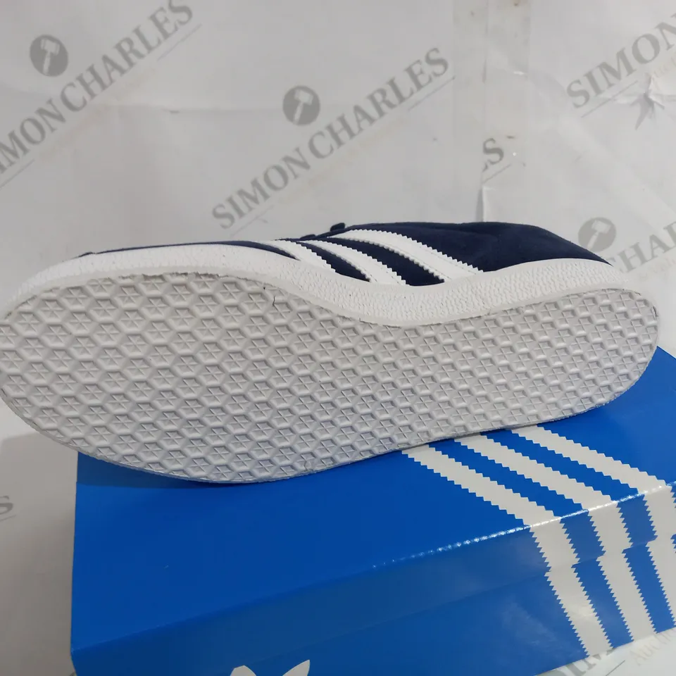 BOXED PAIR OF ADIDAS GAZELLE NAVY TRAINERS SIZE 6