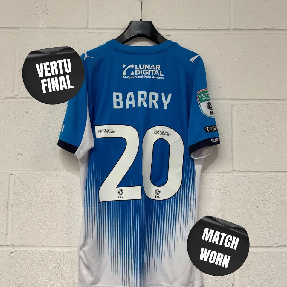 STOCKPORT COUNTY F.C VERTU TROPHY FINALS MATCH WORN HOME SHIRT IN BLUE/WHITE - EU M / LOUIE BARRY #20