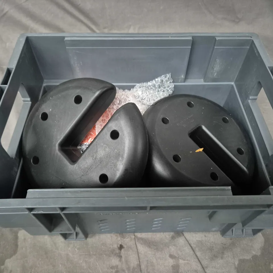 TOTE OF 5 ASSORTED GYM WEIGHTS 