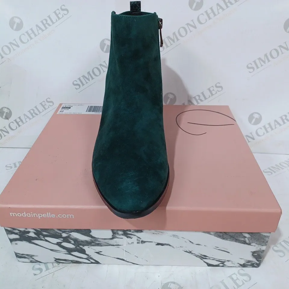 BOXED PAIR OF MODA IN PELLE LILITH SUEDE ANKLE BOOTS IN GREEN SIZE 9