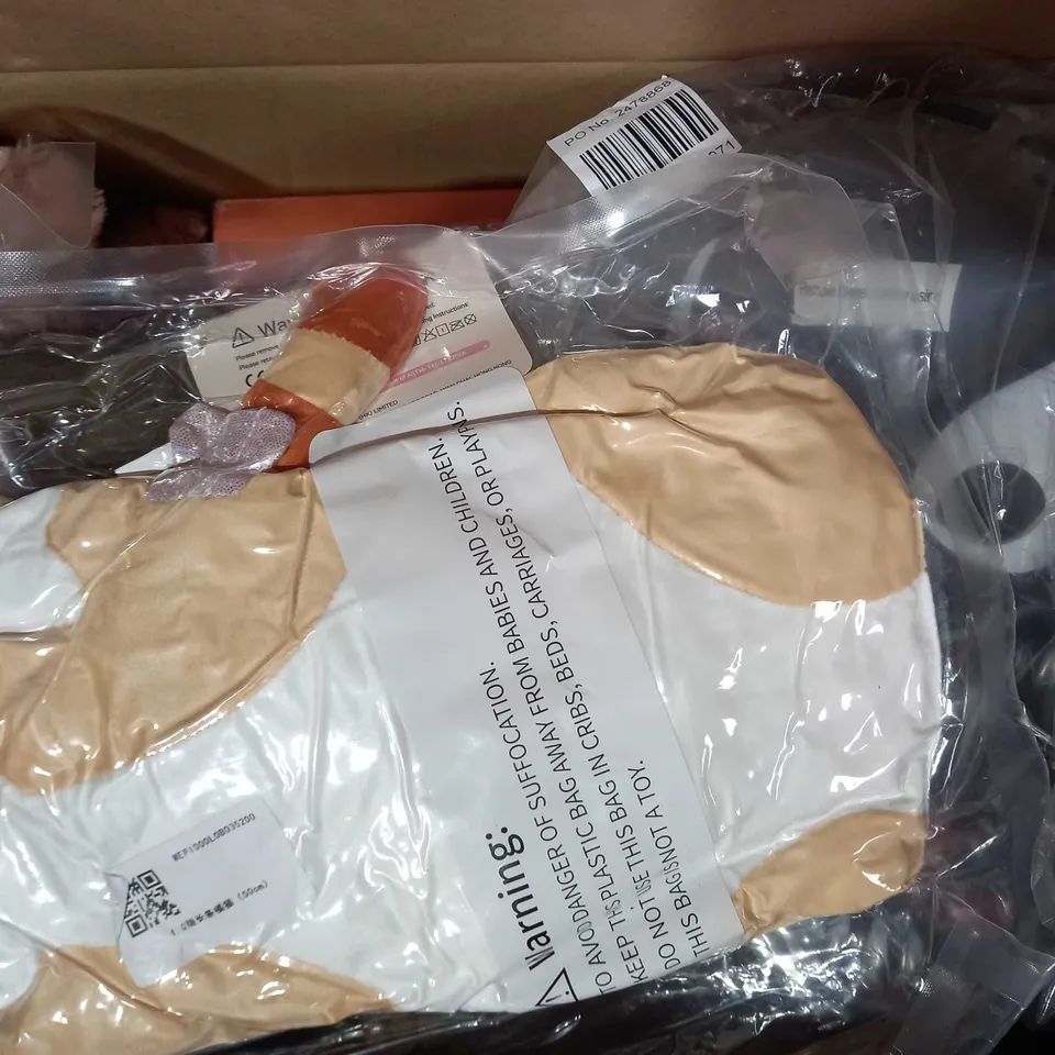 BOX OF APPROXIMATELY 10 ASSORTED TOYS AND GAMES TO INCLUDE MARVEL VENOM COSTUME (SIZE UNSPECIFIED), THE ORIGINAL DEN KIT, MEWAII CAT PLUSH TOY, ETC
