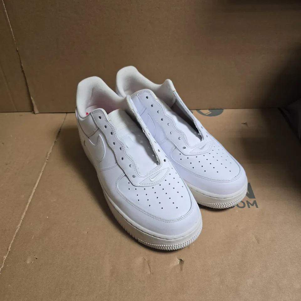 NIKE AIR FORCE 1 LOW WHITE SNEAKERS – RED SUPREME HEEL LOGO UK 9